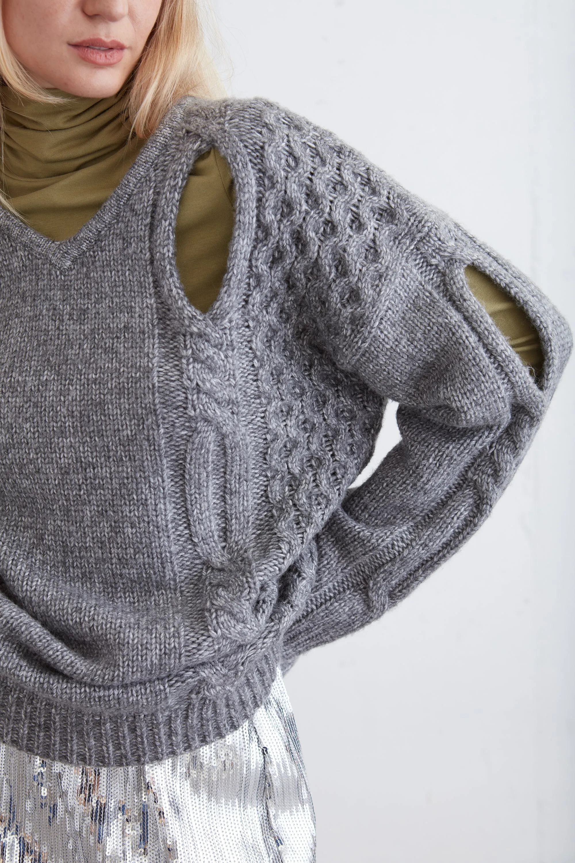 CHUNKY CABLE KNIT SWEATER WITH CUTOUT